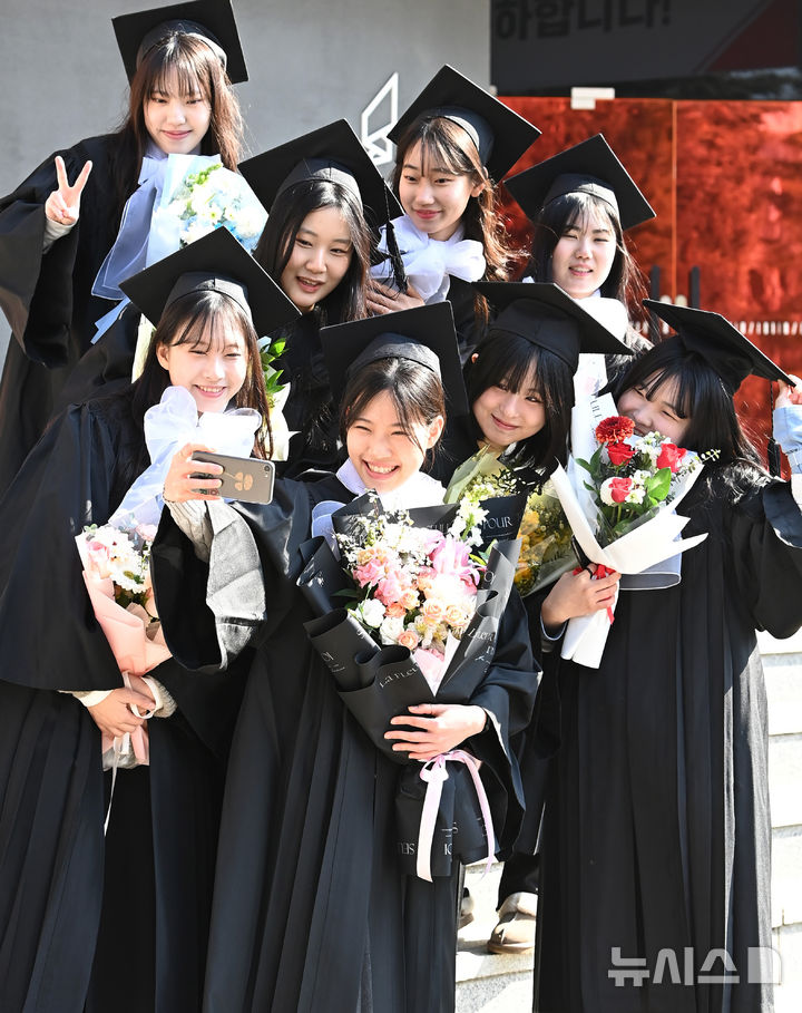 [수원=뉴시스] 김종택 기자 = 11일 경기도 수원시 권선구 수원여자대학교 인제캠퍼스에서 열린 학위수여식에서 졸업생들이 기념촬영을 하며 추억을 남기고 있다. 2025.02.11. jtk@newsis.com
