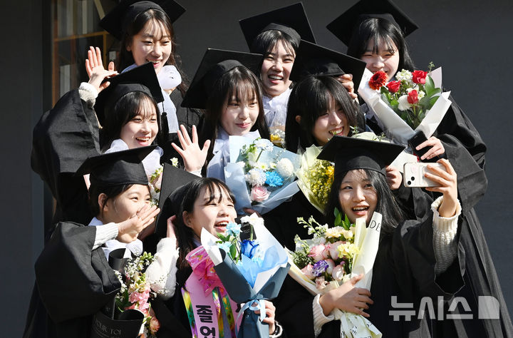 [수원=뉴시스] 김종택 기자 = 11일 경기도 수원시 권선구 수원여자대학교 인제캠퍼스에서 열린 학위수여식에서 졸업생들이 기념촬영을 하며 추억을 남기고 있다. 2025.02.11. jtk@newsis.com
