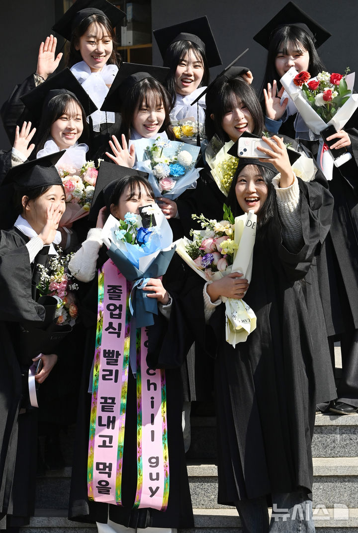 [수원=뉴시스] 김종택 기자 = 11일 경기도 수원시 권선구 수원여자대학교 인제캠퍼스에서 열린 학위수여식에서 졸업생들이 기념촬영을 하며 추억을 남기고 있다. 2025.02.11. jtk@newsis.com