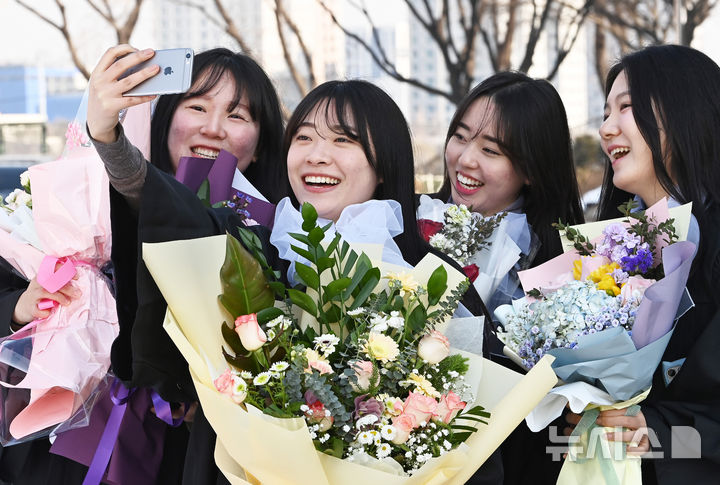 [수원=뉴시스] 김종택 기자 = 11일 경기도 수원시 권선구 수원여자대학교 인제캠퍼스에서 열린 학위수여식에서 졸업생들이 기념촬영을 하며 추억을 남기고 있다. 2025.02.11. jtk@newsis.com