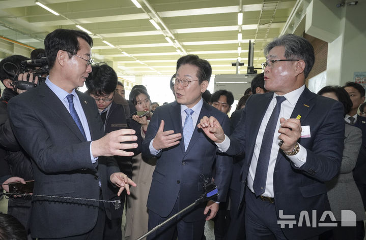 [화성=뉴시스] 김금보 기자 = 이재명 더불어민주당 대표가 11일 오후 경기도 화성시 아비만엔지니어링에서 열린 '경영악화 수출기업 애로 청취 현장 간담회'에 앞서 기업 시설을 살펴보고 있다. (공동취재) 2025.02.11. photo@newsis.com