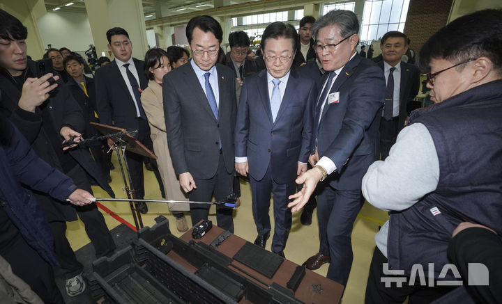 [화성=뉴시스] 김금보 기자 = 이재명 더불어민주당 대표가 11일 오후 경기도 화성시 아비만엔지니어링에서 열린 '경영악화 수출기업 애로 청취 현장 간담회'에 앞서 기업 시설을 살펴보고 있다. (공동취재) 2025.02.11. photo@newsis.com