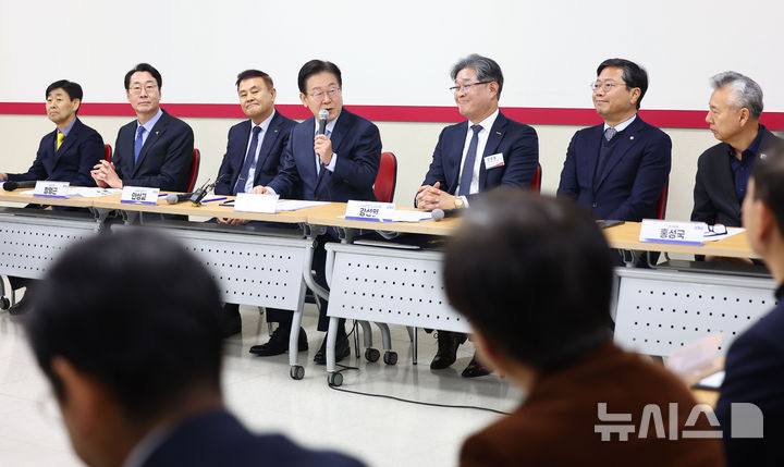 [화성=뉴시스] 김금보 기자 = 이재명 더불어민주당 대표가 11일 오후 경기도 화성시 아비만엔지니어링에서 열린 '경영악화 수출기업 애로 청취 현장 간담회'에서 인사말을 하고 있다. (공동취재) 2025.02.11. photo@newsis.com