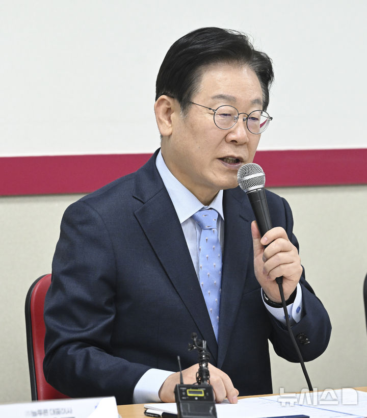 [화성=뉴시스] 김금보 기자 = 이재명 더불어민주당 대표가 11일 오후 경기도 화성시 아비만엔지니어링에서 열린 '경영악화 수출기업 애로 청취 현장 간담회'에서 인사말을 하고 있다. (공동취재) 2025.02.11. photo@newsis.com