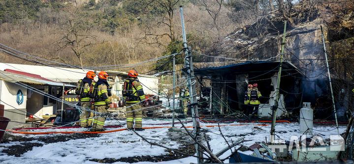 [서울=뉴시스] 정병혁 기자 = 11일 서울 서대문구 홍제동에 위치한 임시거주시설에서 원인미상의 화재가 발생해 출동한 소방대원들이 화재 진화 및 잔불 정리 작업을 하고 있다. 이날 14시 34분께 CCTV상으로 다량 검은구름을 관측한 소방대원들이 현장으로 출동해 14시 56분께 초진을 완료 한 뒤 잔불 정리 작업을 진행 중이다. 현장에 출동한 소방은 이 화재로 1명이 숨지고 1명이 부상했다고 밝혔다. 2025.02.11. jhope@newsis.com