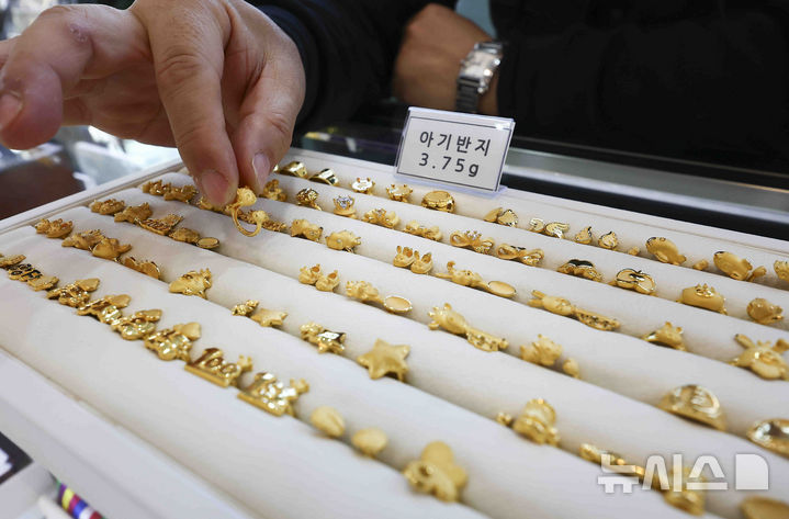 [서울=뉴시스] 김근수 기자 = 서울 종로구 한국금거래소 종로본점에서 직원이 금 돌반지를 들어보이고 있다.국내 금가격도 연일 사상 최고치를 갈아치고 있다. 2025.12.24. ks@newsis.com