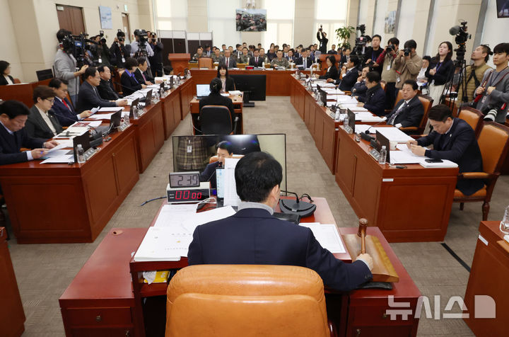 [서울=뉴시스] 조성우 기자 = 지난 11일 오후 서울 여의도 국회에서 열린 국방위원회 전체회의에서 성일종 위원장이 안건을 상정하며 의사봉을 두드리고 있다. 2025.02.11. xconfind@newsis.com