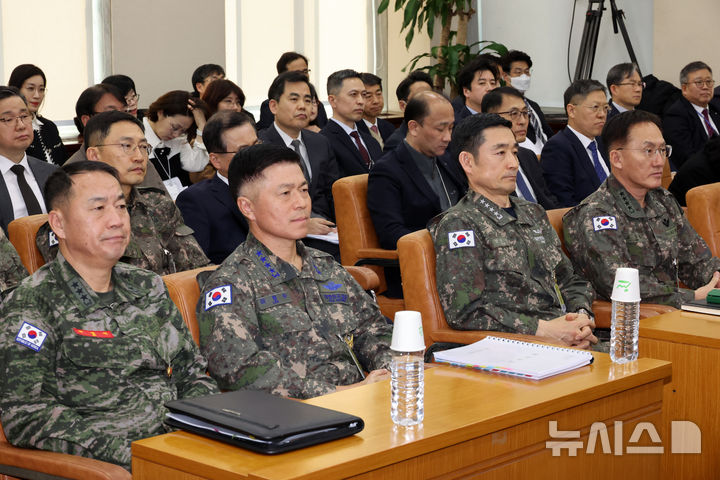 [서울=뉴시스] 조성우 기자 = 11일 오후 서울 여의도 국회에서 열린 국방위원회 전체회의에 주일석(왼쪽부터) 해병대 사령관, 이영수 공군참모총장, 양용모 해군참모총장, 고창준 육군참모총장 직무대리가 출석해 자리하고 있다. 2025.02.11. xconfind@newsis.com