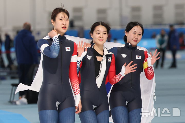 [하얼빈(중국)=뉴시스] 김선웅 기자 = 11일(현지 시간) 중국 하얼빈 헤이룽장 스피드스케이팅 오벌에서 열린 2025 하얼빈 동계 아시안게임 스피드스케이팅 여자 팀추월 경기에서 동메달을 획득한 박지우, 정유나, 김윤지가 태극기 세레머니를 하고 있다. 2025.02.11. mangusta@newsis.com