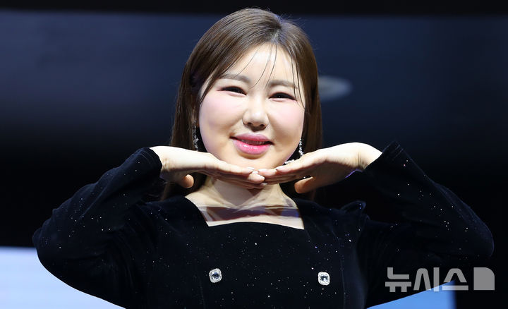 [서울=뉴시스] 김혜진 기자 = 가수 송가인이 11일 오후 서울 강서구 등촌동 스카이아트홀에서 열린 정규 4집 '가인;달' 발매 기념 쇼케이스에서 포즈를 취하고 있다. 송가인이 오랜 시간 준비한 정규 4집 '가인;달'은 송가인의 새로운 음악적 변신이 담긴다. 정통 트로트, 미디엄 템포, 발라드, 모던 가요 등 다채로운 장르를 총망라했다. 특히 직접 작사한 '평생'부터 심수봉이 직접 프로듀싱한 '눈물이 난다' 등 총 9곡이 수록, 송가인의 다양한 모습을 확인할 수 있다. 오는 11일 오후 6시 발매된다. 2025.02.11. jini@newsis.com