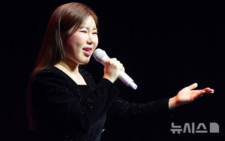 [서울=뉴시스] 김혜진 기자 = 가수 송가인이 11일 오후 서울 강서구 등촌동 스카이아트홀에서 열린 정규 4집 '가인;달' 발매 기념 쇼케이스에서 무대를 선보이고 있다. 송가인이 오랜 시간 준비한 정규 4집 '가인;달'은 송가인의 새로운 음악적 변신이 담긴다. 정통 트로트, 미디엄 템포, 발라드, 모던 가요 등 다채로운 장르를 총망라했다. 특히 직접 작사한 '평생'부터 심수봉이 직접 프로듀싱한 '눈물이 난다' 등 총 9곡이 수록, 송가인의 다양한 모습을 확인할 수 있다. 오는 11일 오후 6시 발매된다. 2025.02.11. jini@newsis.com