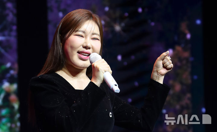 [서울=뉴시스] 김혜진 기자 = 가수 송가인이 11일 오후 서울 강서구 등촌동 스카이아트홀에서 열린 정규 4집 '가인;달' 발매 기념 쇼케이스에서 무대를 선보이고 있다. 송가인이 오랜 시간 준비한 정규 4집 '가인;달'은 송가인의 새로운 음악적 변신이 담긴다. 정통 트로트, 미디엄 템포, 발라드, 모던 가요 등 다채로운 장르를 총망라했다. 특히 직접 작사한 '평생'부터 심수봉이 직접 프로듀싱한 '눈물이 난다' 등 총 9곡이 수록, 송가인의 다양한 모습을 확인할 수 있다. 오는 11일 오후 6시 발매된다. 2025.02.11. jini@newsis.com