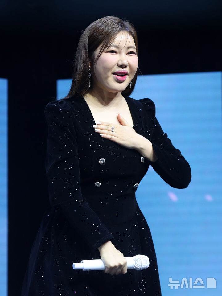 [서울=뉴시스] 김혜진 기자 = 가수 송가인이 11일 오후 서울 강서구 등촌동 스카이아트홀에서 열린 정규 4집 '가인;달' 발매 기념 쇼케이스에서 인사말을 하고 있다. 2025.02.11. jini@newsis.com