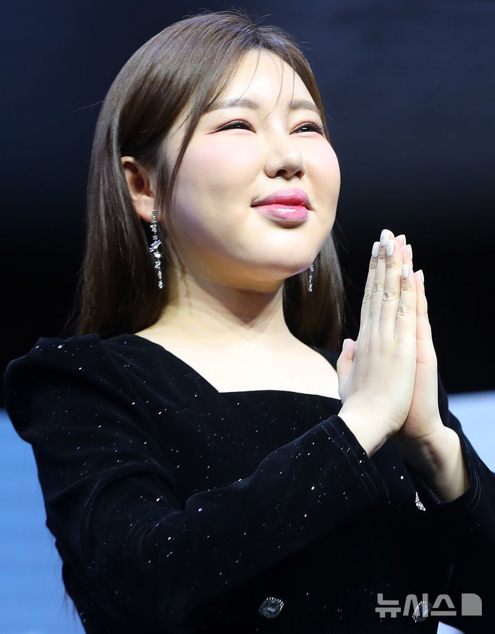 [서울=뉴시스] 김혜진 기자 = 가수 송가인이 11일 오후 서울 강서구 등촌동 스카이아트홀에서 열린 정규 4집 '가인;달' 발매 기념 쇼케이스에서 포즈를 취하고 있다.&nbsp; 송가인이 오랜 시간 준비한 정규 4집 '가인;달'은 송가인의 새로운 음악적 변신이 담긴다. 정통 트로트, 미디엄 템포, 발라드, 모던 가요 등 다채로운 장르를 총망라했다. 특히 직접 작사한 '평생'부터 심수봉이 직접 프로듀싱한 '눈물이 난다' 등 총 9곡이 수록, 송가인의 다양한 모습을 확인할 수 있다. 오는 11일 오후 6시 발매된다. 2025.02.11. jini@newsis.com