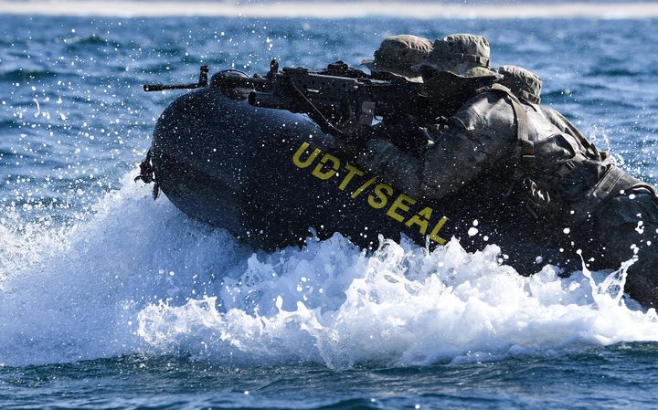 [서울=뉴시스] 해군 특전요원(UDT/SEAL)들이 11일 강원도 동해안 일대에서 고속고무보트를 타고 임무수행지역 근해까지 이동하는 '고속기동 항해 훈련'을 하고 있다.2월 10일부터 19일까지 진행되는 이번 혹한기 훈련은 해안침투훈련, 산악기동훈련, 특수정찰훈련 등 강도 높은 훈련을 통해 특전요원들의 특수작전 수행절차를 숙달하고, 어떠한 상황에서도 임무를 완수할 수 있는 최고도의 특수작전태세를 확립하기 위해 마련됐다. (사진=해군 제공) 2025.02.11. photo@newsis.com *재판매 및 DB 금지