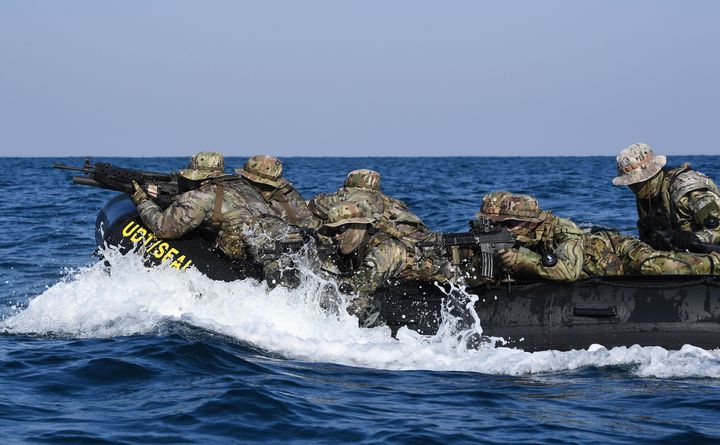 [서울=뉴시스] 해군 특전요원(UDT/SEAL)들이 11일 강원도 동해안 일대에서 고속고무보트를 타고 임무수행지역 근해까지 이동하는 '고속기동 항해 훈련'을 하고 있다.2월 10일부터 19일까지 진행되는 이번 혹한기 훈련은 해안침투훈련, 산악기동훈련, 특수정찰훈련 등 강도 높은 훈련을 통해 특전요원들의 특수작전 수행절차를 숙달하고, 어떠한 상황에서도 임무를 완수할 수 있는 최고도의 특수작전태세를 확립하기 위해 마련됐다. (사진=해군 제공) 2025.02.11. photo@newsis.com *재판매 및 DB 금지
