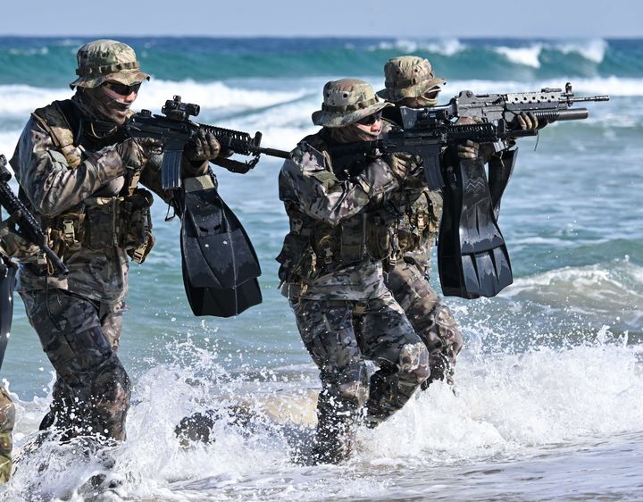 [서울=뉴시스] 해군 특전요원(UDT/SEAL)들이 11일 강원도 동해안 일대에서 해안침투훈련을 하고 있다.2월 10일부터 19일까지 진행되는 이번 혹한기 훈련은 해안침투훈련, 산악기동훈련, 특수정찰훈련 등 강도 높은 훈련을 통해 특전요원들의 특수작전 수행절차를 숙달하고, 어떠한 상황에서도 임무를 완수할 수 있는 최고도의 특수작전태세를 확립하기 위해 마련됐다. (사진=해군 제공) 2025.02.11. photo@newsis.com *재판매 및 DB 금지