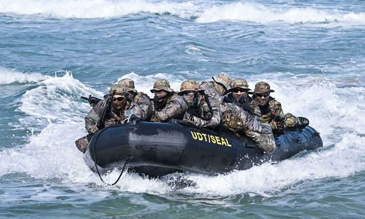 [서울=뉴시스] 해군 특전요원(UDT/SEAL)들이 11일 강원도 동해안 일대에서 고속고무보트를 타고 임무수행지역 근해까지 이동하는 '고속기동 항해 훈련'을 하고 있다.2월 10일부터 19일까지 진행되는 이번 혹한기 훈련은 해안침투훈련, 산악기동훈련, 특수정찰훈련 등 강도 높은 훈련을 통해 특전요원들의 특수작전 수행절차를 숙달하고, 어떠한 상황에서도 임무를 완수할 수 있는 최고도의 특수작전태세를 확립하기 위해 마련됐다. (사진=해군 제공) 2025.02.11. photo@newsis.com *재판매 및 DB 금지