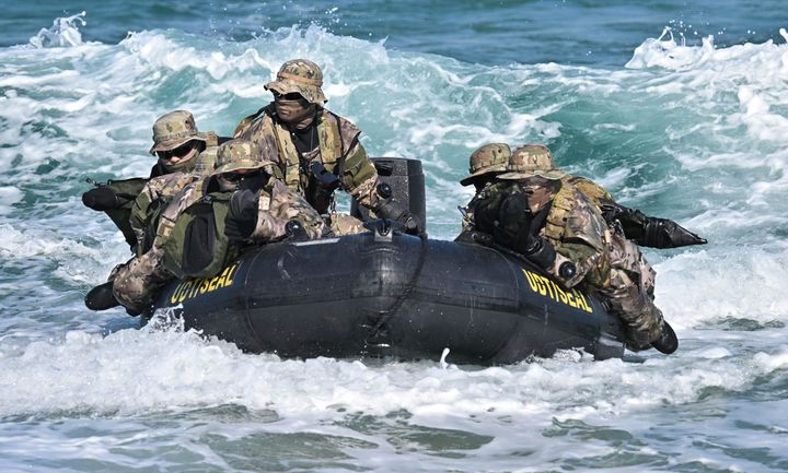 [서울=뉴시스] 해군 특전요원(UDT/SEAL)들이 11일 강원도 동해안 일대에서 고속고무보트를 타고 임무수행지역 근해까지 이동하는 '고속기동 항해 훈련'을 하고 있다.2월 10일부터 19일까지 진행되는 이번 혹한기 훈련은 해안침투훈련, 산악기동훈련, 특수정찰훈련 등 강도 높은 훈련을 통해 특전요원들의 특수작전 수행절차를 숙달하고, 어떠한 상황에서도 임무를 완수할 수 있는 최고도의 특수작전태세를 확립하기 위해 마련됐다. (사진=해군 제공) 2025.02.11. photo@newsis.com *재판매 및 DB 금지