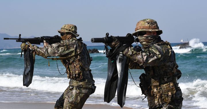 [서울=뉴시스] 해군 특전요원(UDT/SEAL)들이 11일 강원도 동해안 일대에서 해안침투훈련을 하고 있다.2월 10일부터 19일까지 진행되는 이번 혹한기 훈련은 해안침투훈련, 산악기동훈련, 특수정찰훈련 등 강도 높은 훈련을 통해 특전요원들의 특수작전 수행절차를 숙달하고, 어떠한 상황에서도 임무를 완수할 수 있는 최고도의 특수작전태세를 확립하기 위해 마련됐다. (사진=해군 제공) 2025.02.11. photo@newsis.com *재판매 및 DB 금지