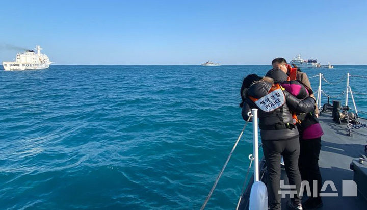 [여수=뉴시스] 이영주 기자 = 제22서경호 실종 선원 가족들이 11일 오후 전남 여수시 삼산면 거문도 동쪽 20해리(약 37㎞) 해상 사고해역을 찾아 현장을 확인하고 있다. (사진 = 독자 제공) 2025.02.11. photo@newsis.com