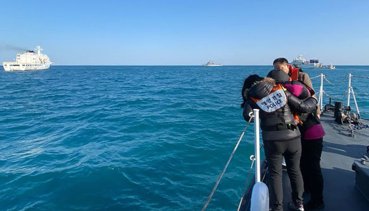 [여수=뉴시스] 이영주 기자 = 제22서경호 실종 선원 가족들이 11일 오후 전남 여수시 삼산면 하백도 동쪽 20해리(약 17㎞) 해상 사고해역을 찾아 현장을 확인하고 있다. (사진 = 독자 제공) 2025.02.11. photo@newsis.com *재판매 및 DB 금지