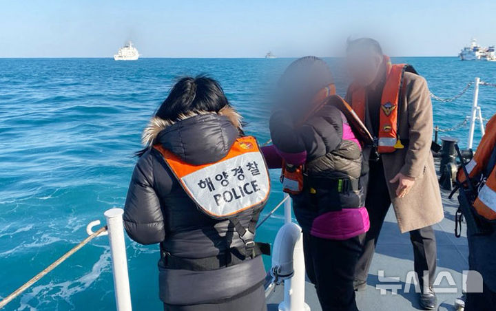 [여수=뉴시스] 이영주 기자 = 제22서경호 실종 선원 가족들이 11일 오후 전남 여수시 삼산면 거문도 동쪽 20해리(약 37㎞) 해상 사고해역을 찾아 현장을 확인하고 있다. (사진 = 독자 제공) 2025.02.11. photo@newsis.com