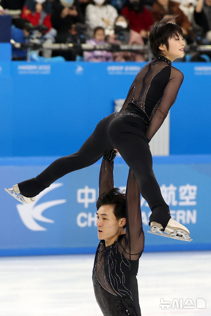 [하얼빈(중국)=뉴시스] 김선웅 기자 = 11일(현지 시간) 중국 하얼빈 헤이룽장 빙상훈련센터에서 열린 2025 하얼빈 동계 아시안게임 피겨스케이팅 페어에 출전한 북한 렴대옥·한금철이 연기를 선보이고 있다. 2025.02.11. mangusta@newsis.com