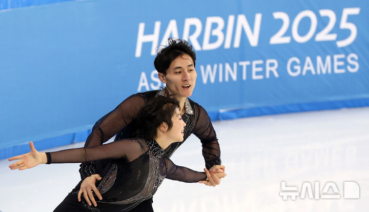 [하얼빈(중국)=뉴시스] 김선웅 기자 = 11일(현지 시간) 중국 하얼빈 헤이룽장 빙상훈련센터에서 열린 2025 하얼빈 동계 아시안게임 피겨스케이팅 페어에 출전한 북한 렴대옥·한금철이 연기를 선보이고 있다. 2025.02.11. mangusta@newsis.com