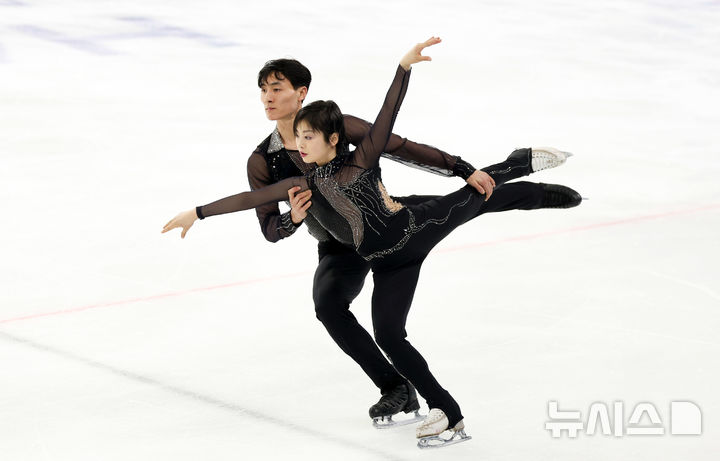 [하얼빈(중국)=뉴시스] 김선웅 기자 = 11일(현지 시간) 중국 하얼빈 헤이룽장 빙상훈련센터에서 열린 2025 하얼빈 동계 아시안게임 피겨스케이팅 페어에 출전한 북한 렴대옥·한금철이 연기를 선보이고 있다. 2025.02.11. mangusta@newsis.com