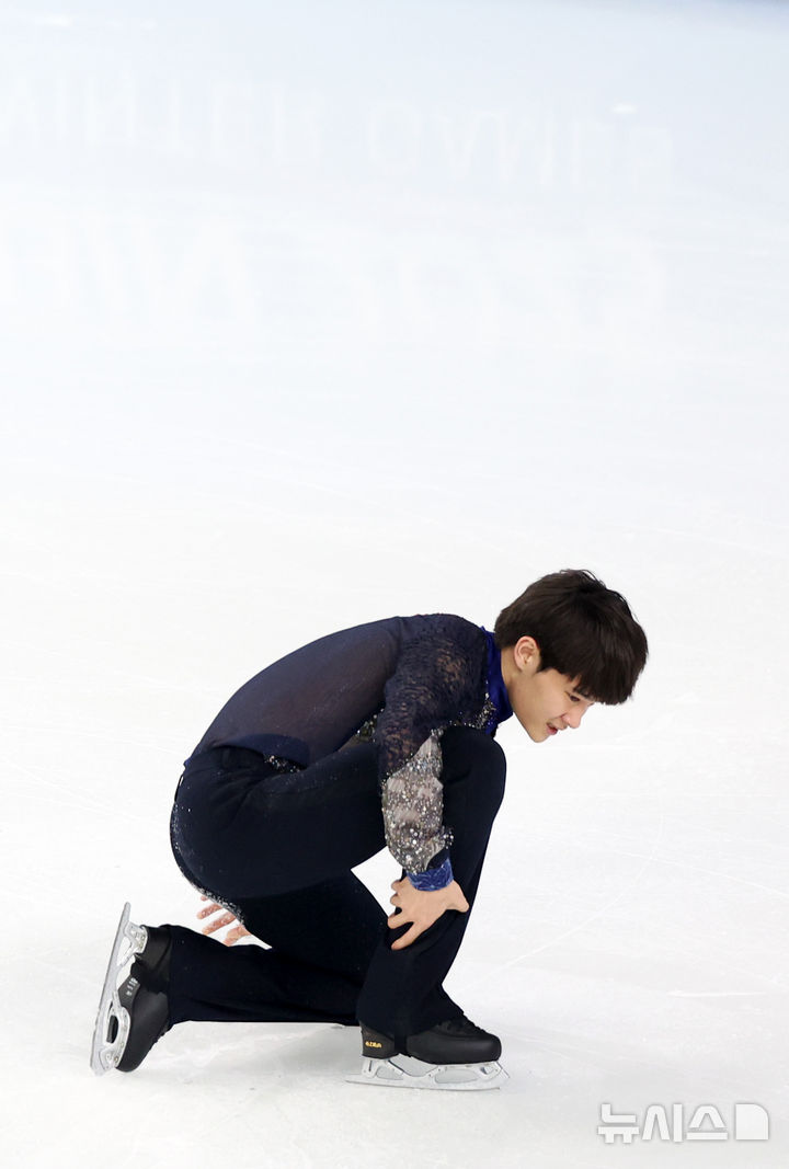 [하얼빈(중국)=뉴시스] 김선웅 기자 = 11일(현지 시간) 중국 하얼빈 헤이룽장 빙상훈련센터에서 열린 2025 하얼빈 동계 아시안게임 피겨스케이팅 남자 싱글에 출전한 김현겸이 경기 중 넘어지고 있다. 2025.02.11. mangusta@newsis.com