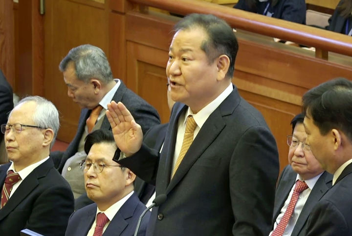 [서울=뉴시스] 이상민 전 행정안전부 장관이 지난 11일 서울 종로구 헌법재판소에서 열린 윤석열 대통령 탄핵 심판 7차 변론기일에 출석해 증인선서를 하고 있다. (사진=헌법재판소 웹하드 영상 캡처) 2025.02.11. photo@newsis.com *재판매 및 DB 금지