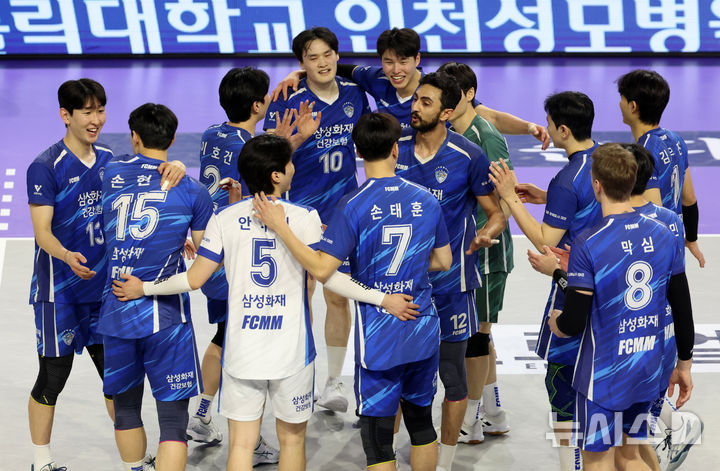 [인천=뉴시스] 이영환 기자 = 11일 오후 인천계양체육관에서 열린 2024-2025 V리그 남자부 삼성화재와 대한항공의 경기에서 5세트 접전 끝에 세트 스코어 3-2로 승리한 삼성화재 선수들이 기뻐하고 있다. 2025.02.11. 20hwan@newsis.com