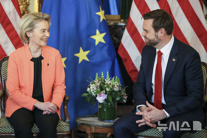 [파리=AP/뉴시스]JD밴스(오른쪽) 미국 부통령이 11일(현지시각) 파리에서 열린 인공지능(AI) 정상회의에서 우르줄라 폰데어라이엔 유럽연합(EU) 집행위원장과 회동하는 모습. 2025.2.12