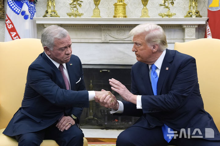 [워싱턴=AP/뉴시스] 도널드 트럼프 미국 대통령이 11일(현지 시간) 백악관 집무실에서 압둘라 2세 요르단 국왕과 회담하며 악수하고 있다. 트럼프 대통령은  가자지구에서 팔레스타인 주민들을 이주시키고, 미국이 이 지역을 소유해 개발하겠다는 의지를 밝혔지만 요르단 외무부는 가자지구와 시리아의 주변국들을 대상으로 독립국가의 재건을 지원하는 회담을 추진하고 있다.  2025.03. 07.