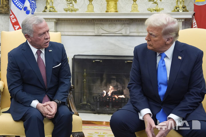 [AP/뉴시스] 지난 11일 요르단의 압둘라 국왕이 백악관에서 트럼프 미 대통령과 만나 포즈를 취하고 있다. 트럼프는 1주일 전 가자 팔레스타인 강제 이주와 미국의 가자 장악 계획을 선언했다. 