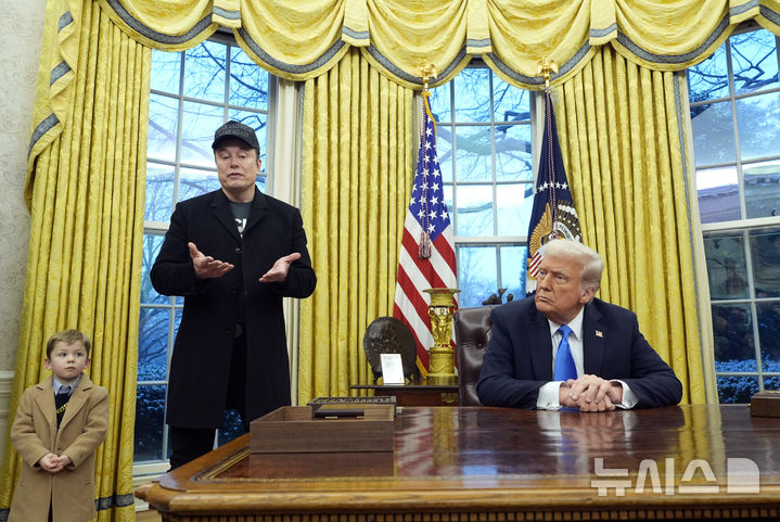 [워싱턴=AP/뉴시스] 일론 머스크 미국 정부효율부(DOGE) 수장은 24일(현지 시간) '업무 성과'를 보고하지 않는 연방정부 공무원을 해고하겠다는 기존 주장을 되풀이했다. 사진은 머스크가 지난 11일 워싱턴DC 백악관 대통령 집무실에서 도널드 트럼프 대통령이 경청하는 가운데 발언하는 모습. 2025.02.25.