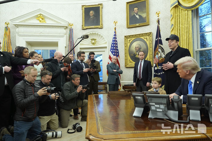 [워싱턴=AP/뉴시스] 미국 정부효율부(DOGE) 수장인 일론 머스크 테슬라 최고경영자(CEO)가 11일(현지 시간) 백악관 집무실에서 도널드 트럼프 대통령이 지켜보는 가운데 언론 브리핑하고 있다. 2025.02.12.