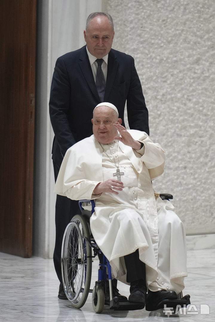 [바티칸=AP/뉴시스] 프란치스코 교황이 12일(현지 시간) 바티칸 바오로 6세 홀에서 일반 청중들을 향해 인사하고 있다. 호흡기 질환으로 닷새째 입원 중인 프란치스코 교황은 폐렴 진단을 받아 추가 약물 치료가 필요한 것으로 알려졌다. 2025.02.19.