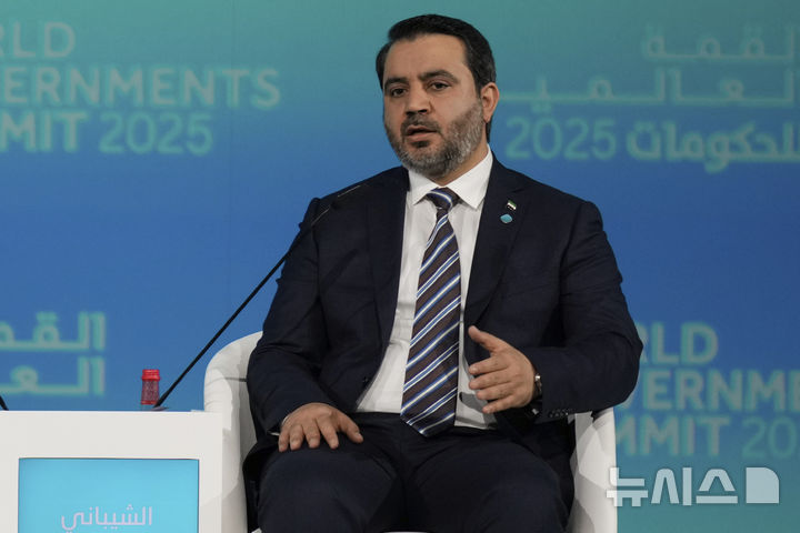 [두바이(아랍에미리트)=AP/뉴시스]아사드 알-시바니 시리아 임시 외무장관이 12일 아랍에미리트(UAE) 두바이에서 열린 세계정부정상회의에서 쿠웨이트 언론인 암마르 타키와 인터뷰하고 있다. 그는 러시아, 이란과 시리아 간 관계는 오랜 내전 기간 동안 독재자 바샤르 아사드 전 대통령에 대한 이들의 지지로 시리아 국민들에게 여전히 큰 상처로 남아 있다고 말했다. 2025.02.12.