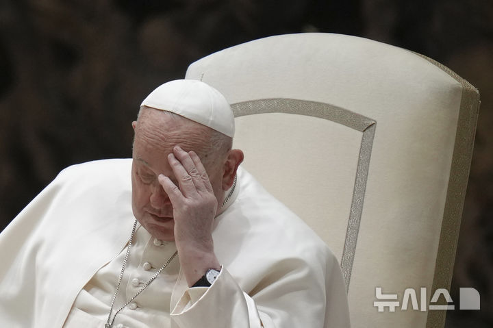 [바티칸=AP/뉴시스] 프란치스코 교황이 12일(현지 시간) 바티칸 바오로 6세 홀에서 일반 청중들을 대상으로 연설문을 낭독하기 전 손으로 이마를 짚고 있다. 호흡기 질환으로 닷새째 입원 중인 프란치스코 교황은 폐렴 진단을 받아 추가 약물 치료가 필요한 것으로 알려졌다. 2025.02.19.