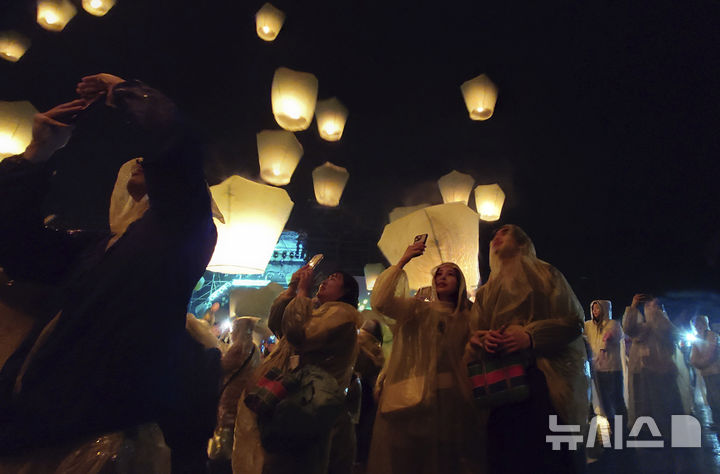 [신베이=AP/뉴시스] 12일(현지 시간) 대만 신베이 핑시에서 전통 천등(풍등) 축제가 열려 사람들이 풍등을 바라보고 있다. 2025.02.13.
