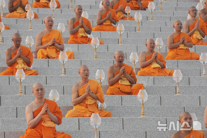 [파툼타니=AP/뉴시스] 마카 부차 데이 의식에 참여하기 위해 왓 담마카야 사원에 모인 태국 불교 승려들이 기도하고 있다. *기사 본문과는 무관한 사진. 2025.02.12.