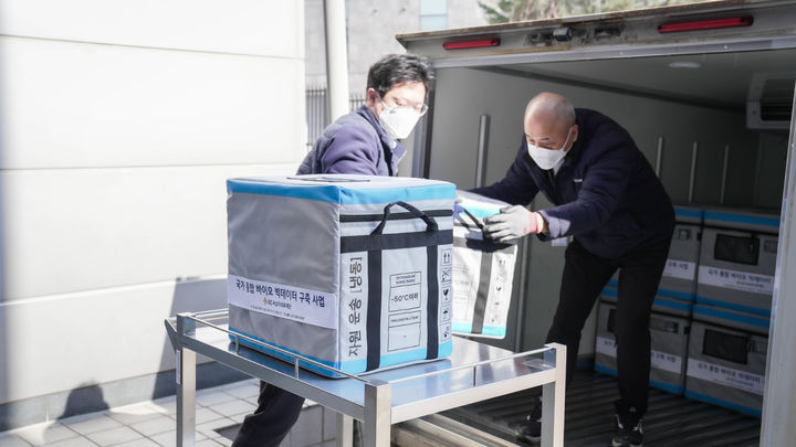 [청주=뉴시스] 인체자원이 옮겨지고 있는 모습. 2025. 2. 11. (사진=질병관리청 제공) *재판매 및 DB 금지