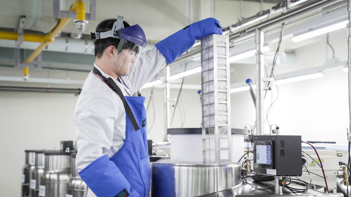 [청주=뉴시스] 액체질소냉동고에 인체자원을 넣는 모습. 2025. 2. 11. (사진=질병관리청 제공) *재판매 및 DB 금지