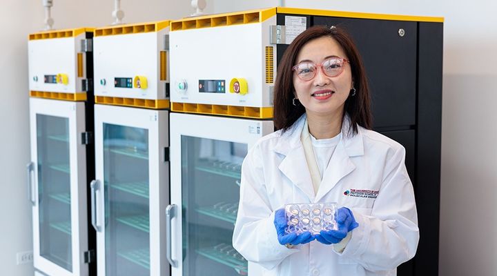 [서울=뉴시스] 셜리 멍(Shirley Meng) 교수가 배터리에 사용되는 금속의 질감을 개선하면 성능이 크게 향상된다는 것을 설명하고 있다. (사진=LG에너지솔루션 제공) 2025.2.12. photo@newsis.com *재판매 및 DB 금지