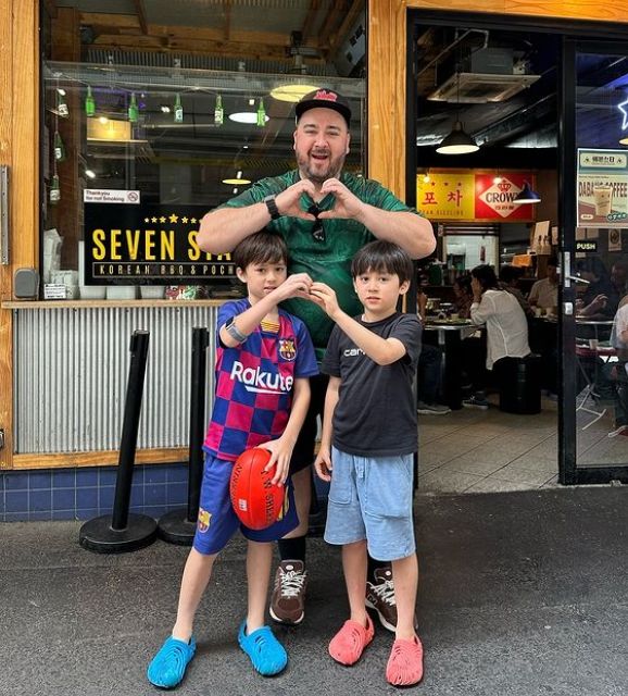 [서울=뉴시스] 호주 출신 방송인 샘 해밍턴과 두 아들 윌리엄, 벤틀리. (사진=인스타그램) *재판매 및 DB 금지