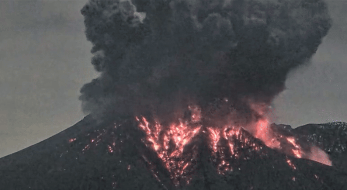 9일 일본 사쿠라지마 화산 폭발 중 화산 번개가 포착됐다. (영상=유튜브 채널 'DrFox2000') *재판매 및 DB 금지 *재판매 및 DB 금지