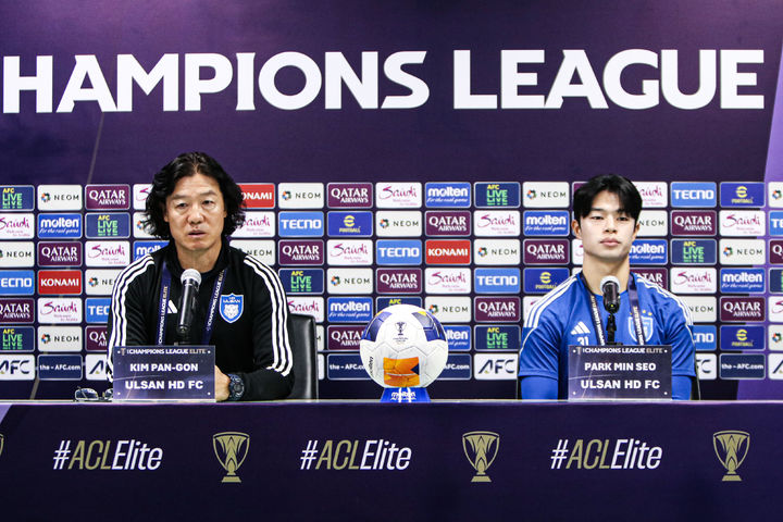 [서울=뉴시스] 프로축구 K리그1 울산 HD의 김판곤 감독, 박민서. (사진=울산 HD 제공) *재판매 및 DB 금지