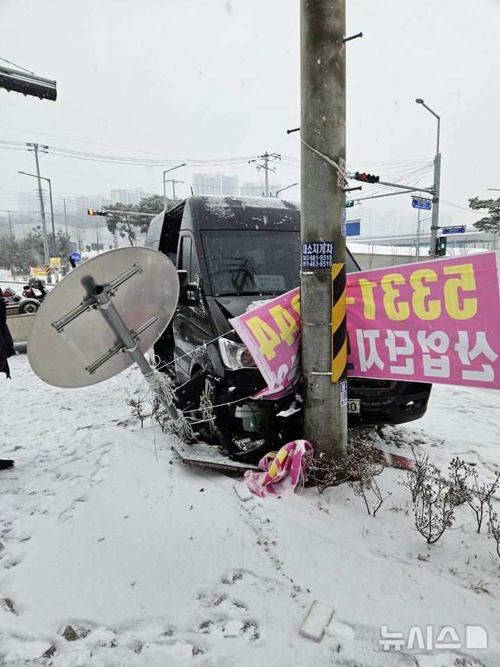 [음성=뉴시스] 12일 충북 음성군 금왕읍의 한 도로에서 승합차가 눈길에 미끄러져 탑승자 3명이 병원으로 이송됐다. (사진= 음성소방서 제공) 2025.02.12. photo@newsis.com *재판매 및 DB 금지